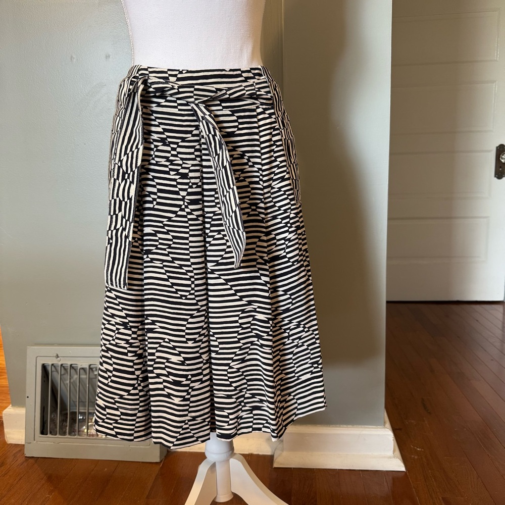 Carlisle women’s 100% Silk Belted Pleated Skirt Black & Ivory Print, Size 10